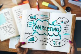 Foto: Notizbuch mit Marketingplanung darin